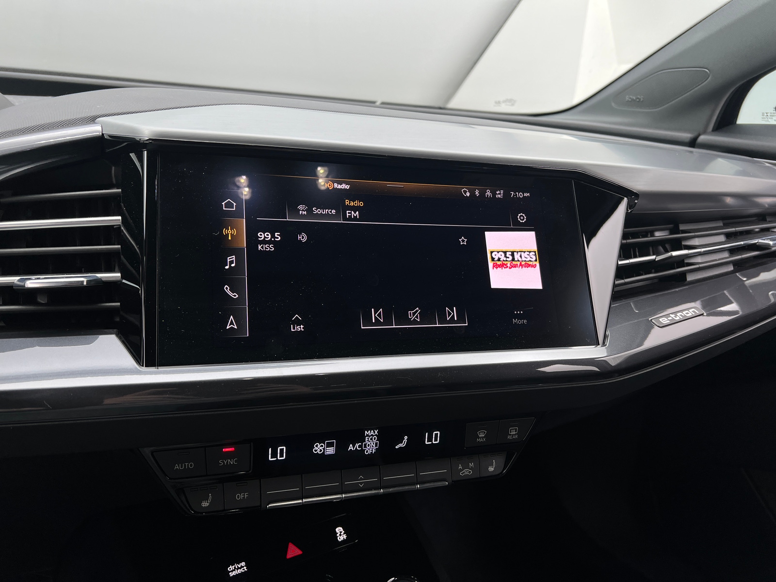 Thumbnail: 2022 Audi Q4 e-tron - 3