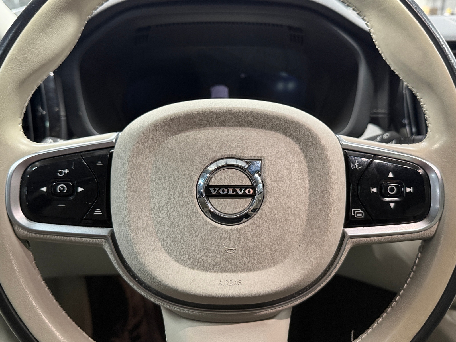 Thumbnail: 2023 Volvo XC60 - 4