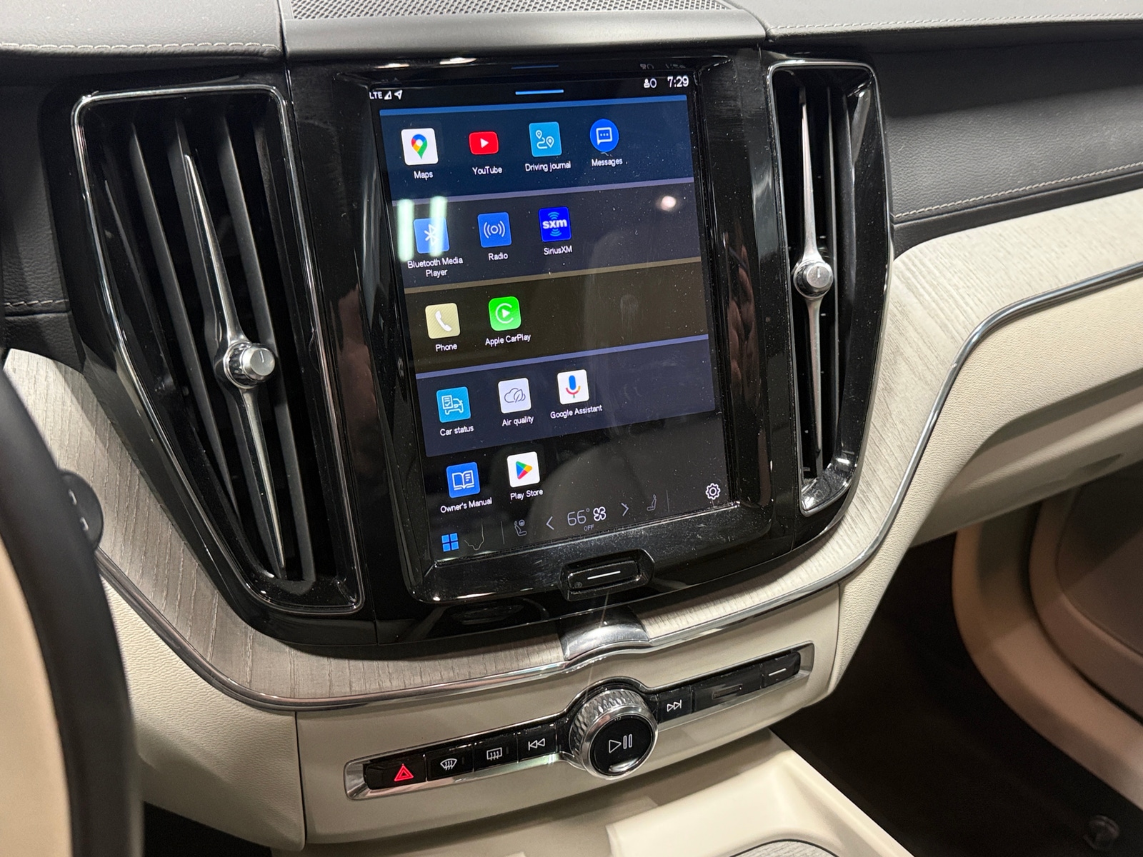 Thumbnail: 2023 Volvo XC60 - 3