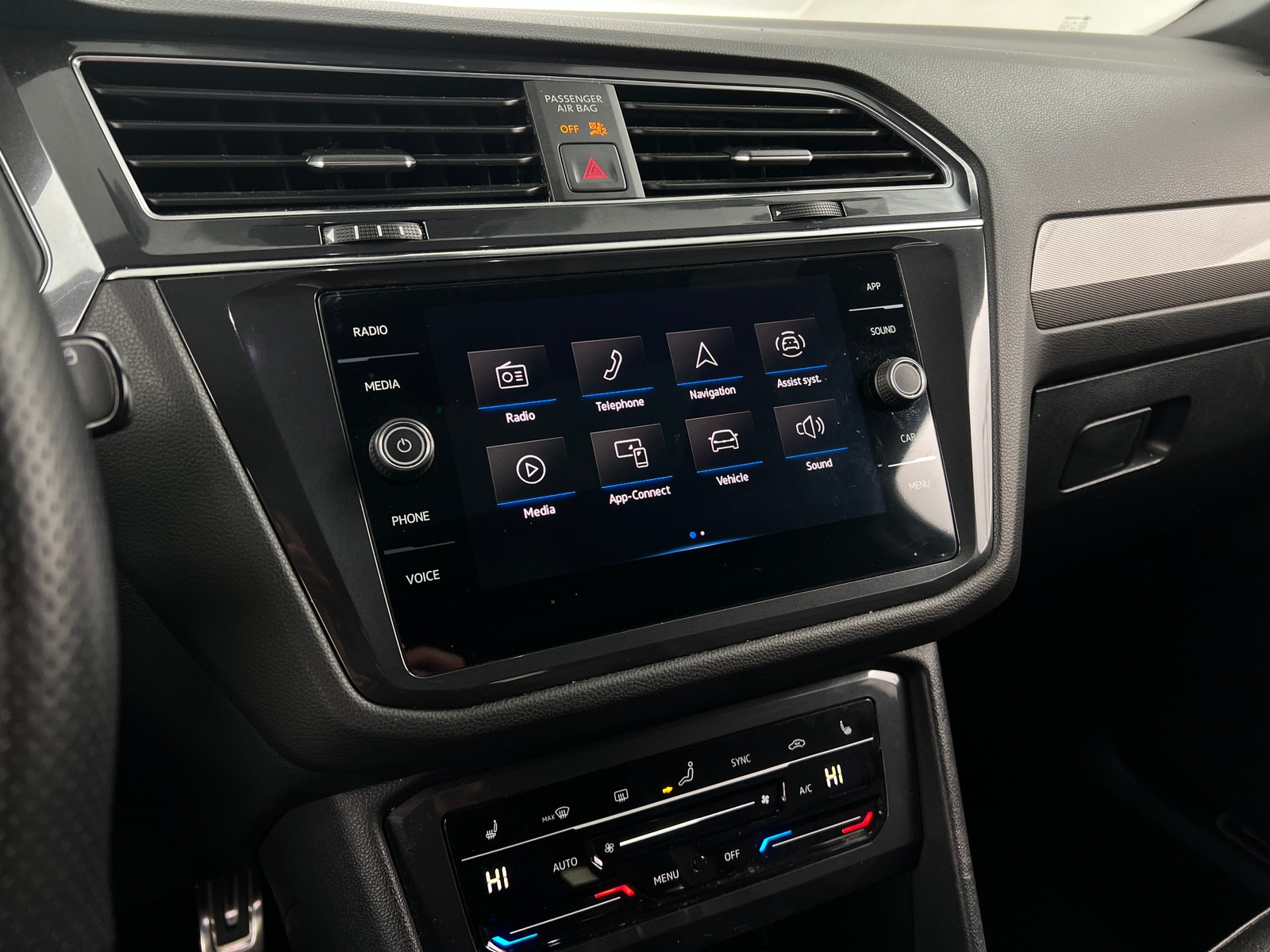 Thumbnail: 2023 Volkswagen Tiguan - 3