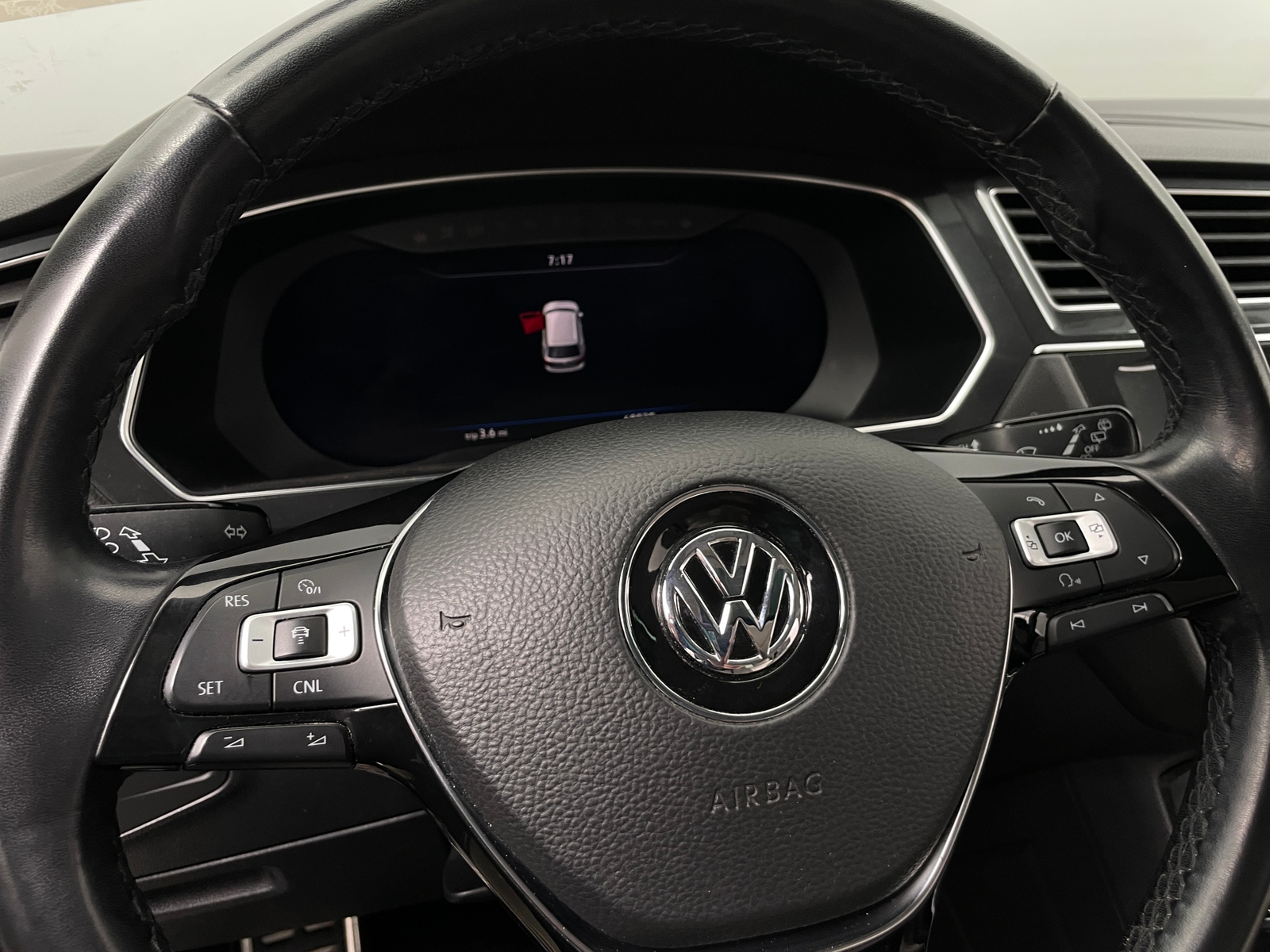 Thumbnail: 2018 Volkswagen Tiguan - 4