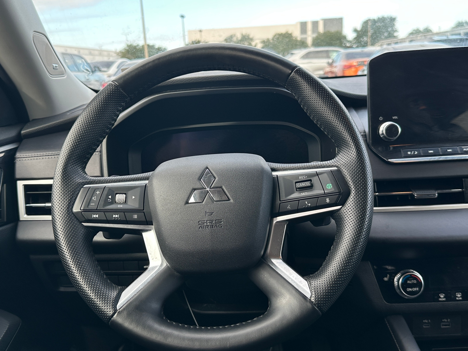 Thumbnail: 2024 Mitsubishi Outlander - 4