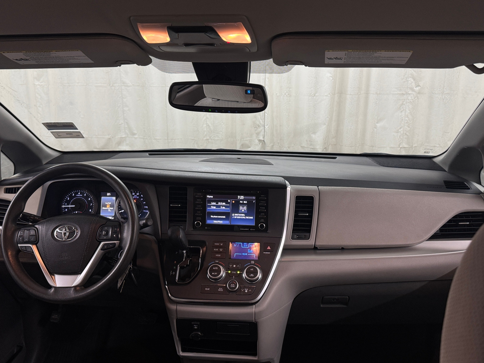 Thumbnail: 2019 Toyota Sienna - 3
