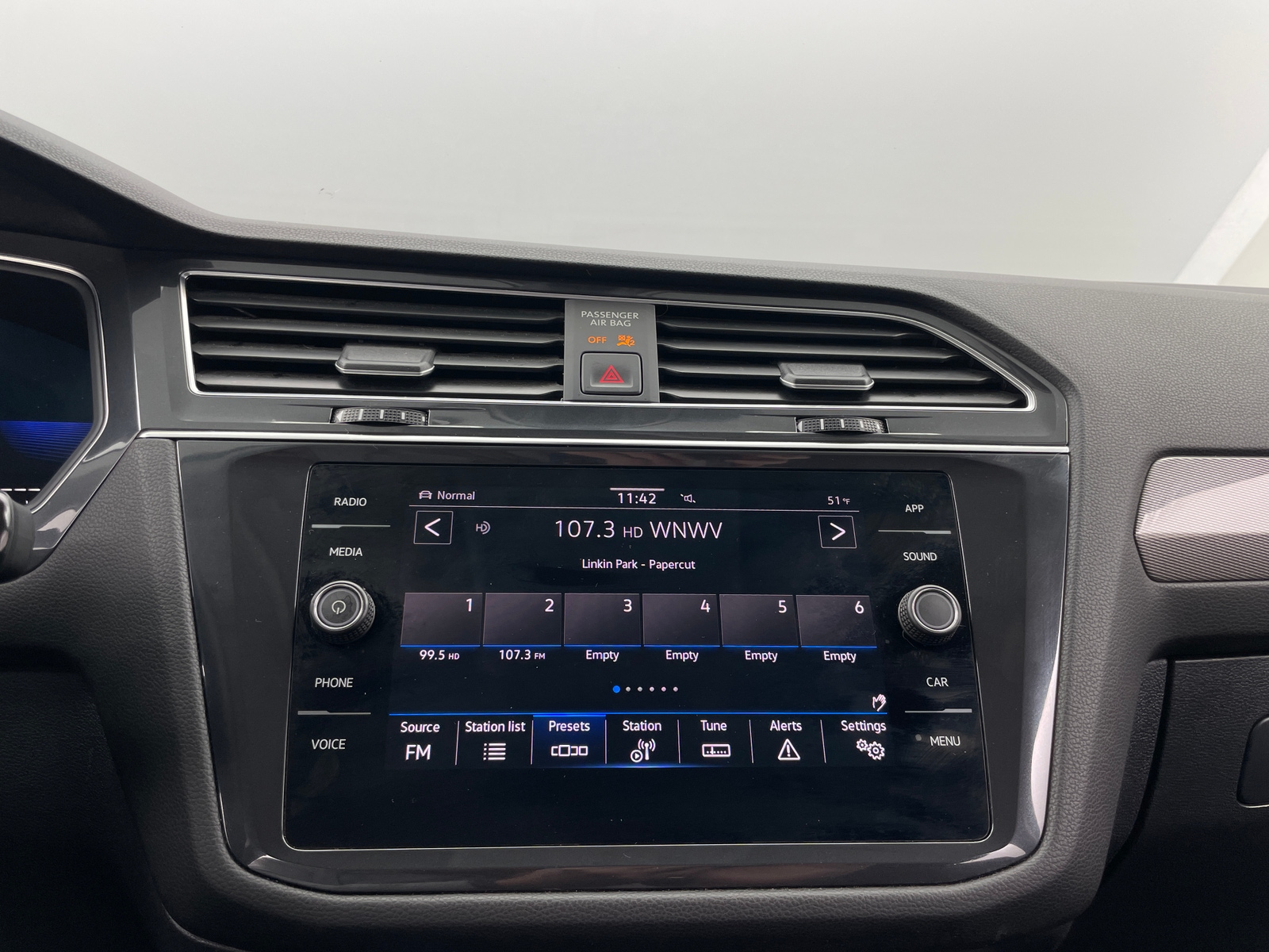 Thumbnail: 2023 Volkswagen Tiguan - 4