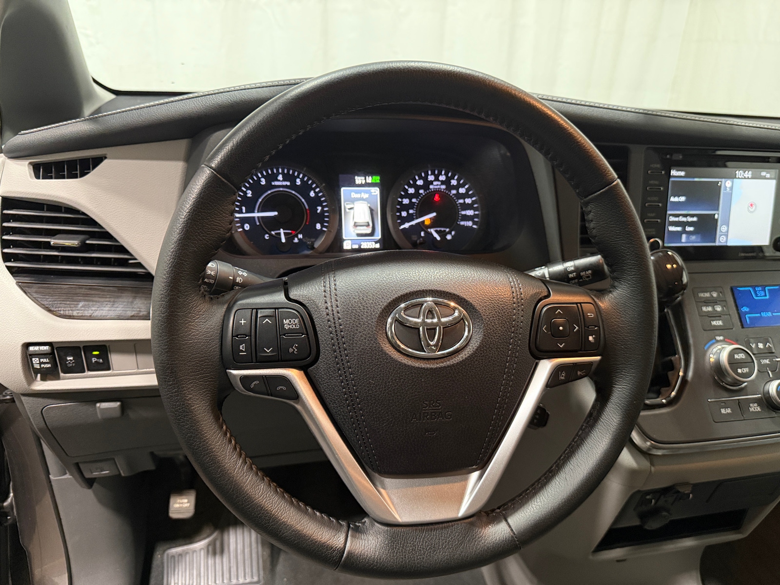 Thumbnail: 2019 Toyota Sienna - 4