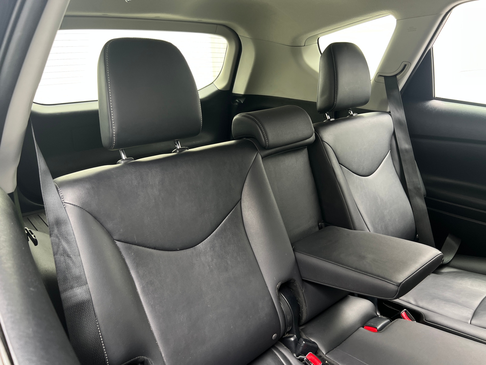 Thumbnail: 2017 Toyota Prius v - 5