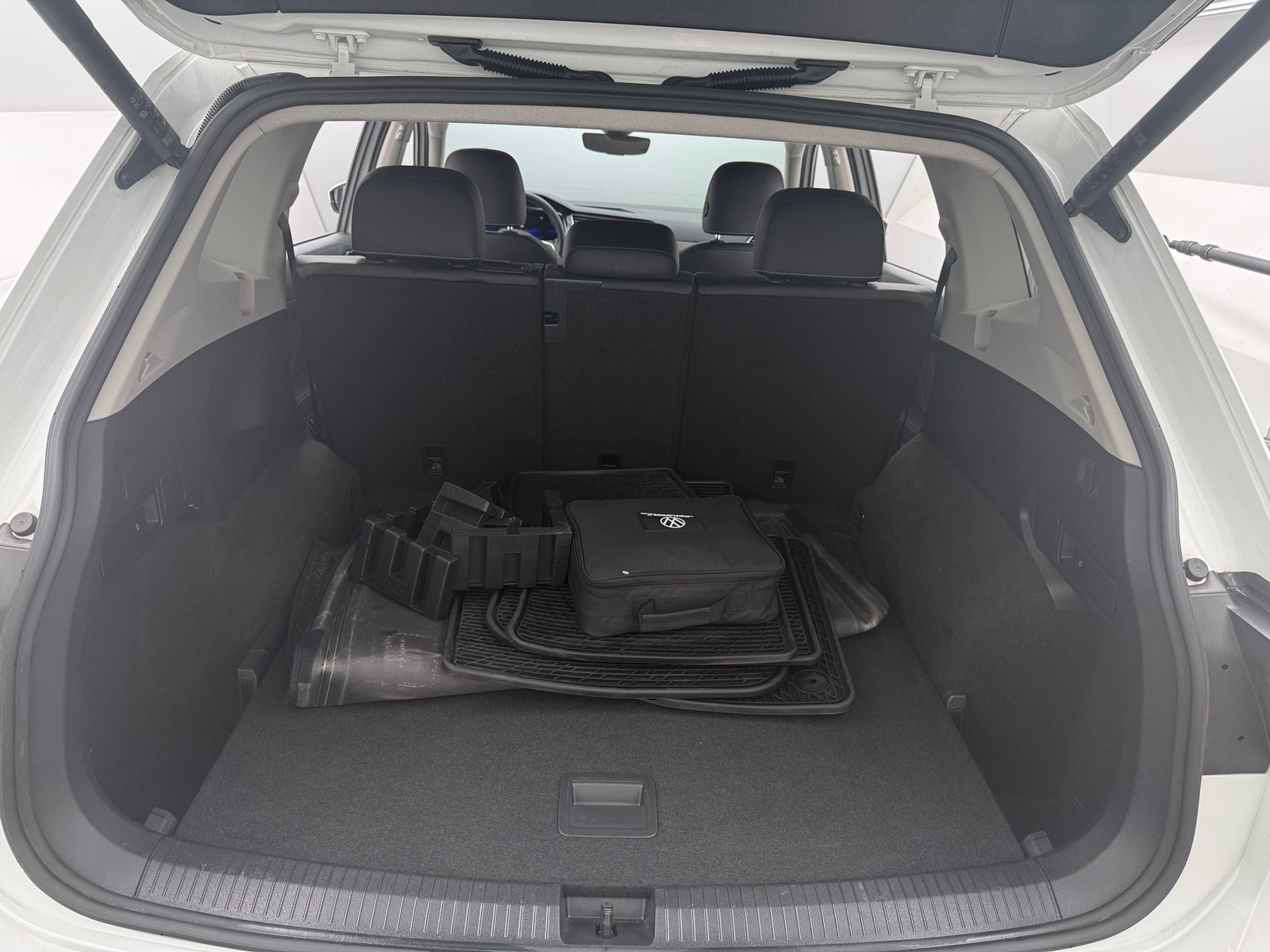 Thumbnail: 2022 Volkswagen Tiguan - 6