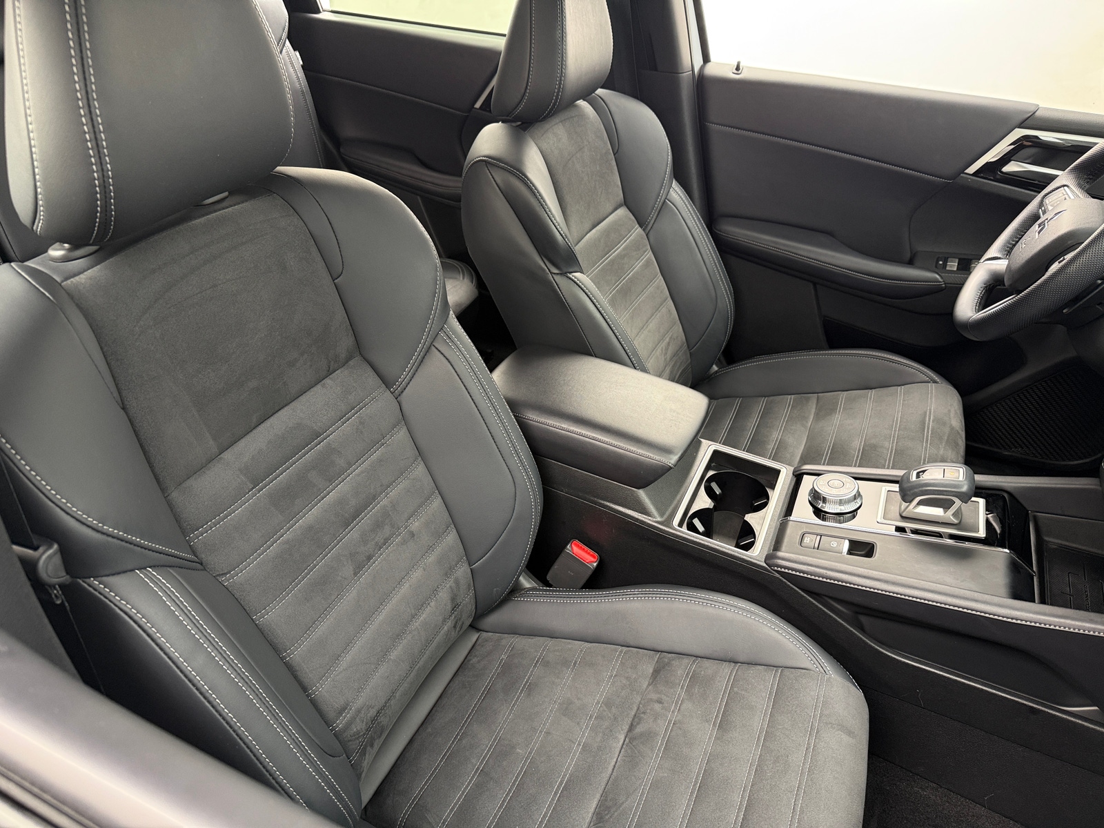 Thumbnail: 2023 Mitsubishi Outlander - 2