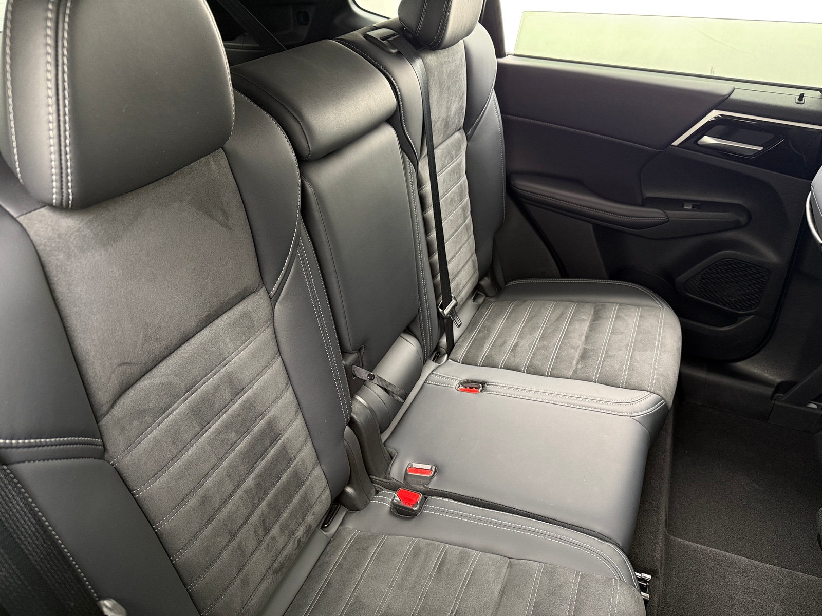 Thumbnail: 2023 Mitsubishi Outlander - 6