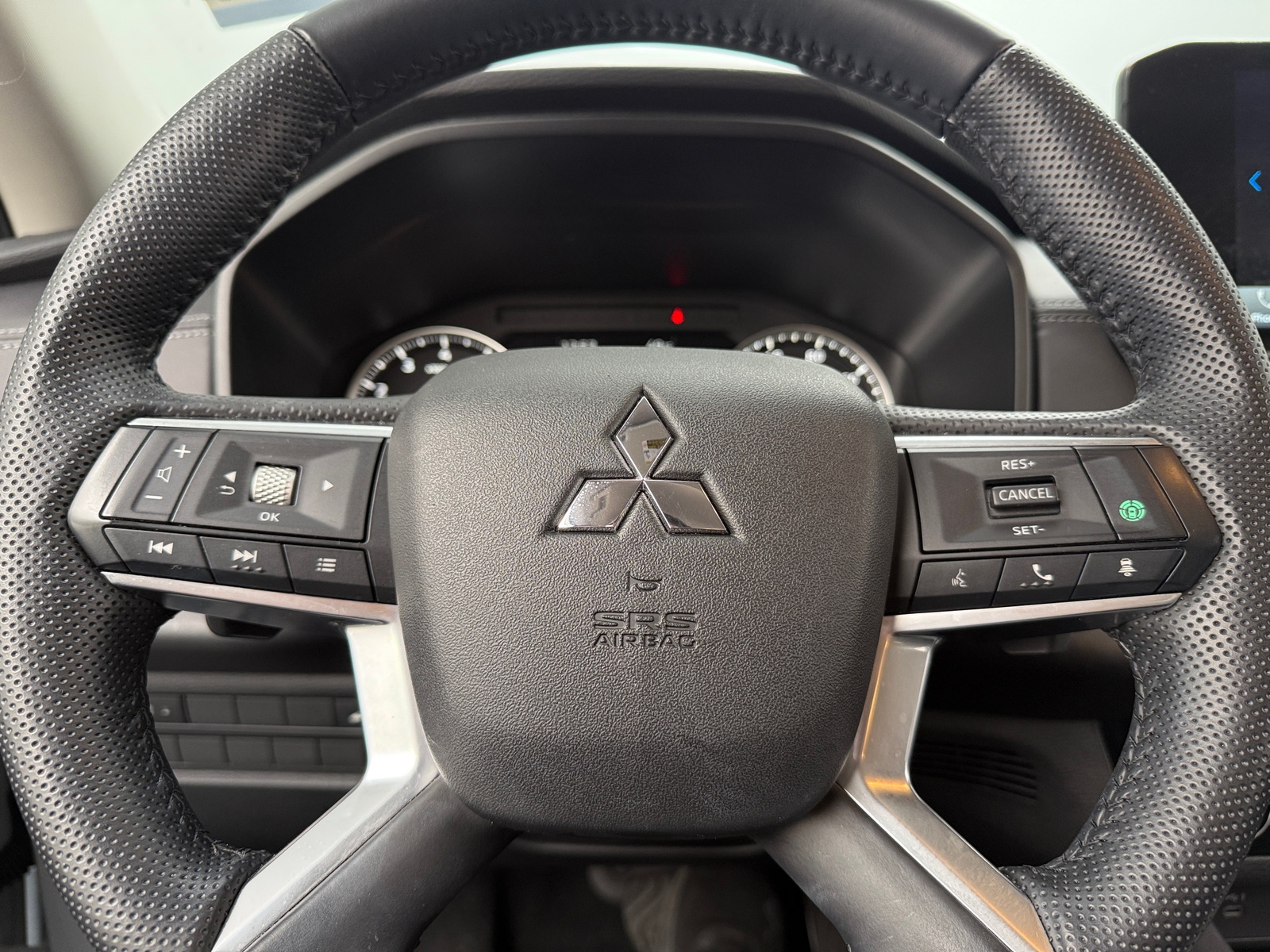 Thumbnail: 2023 Mitsubishi Outlander - 5