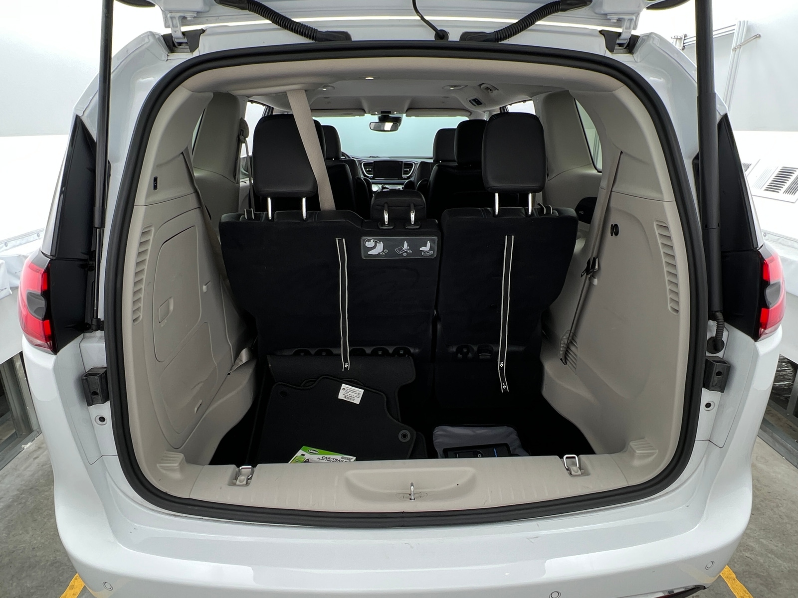 Thumbnail: 2021 Chrysler Pacifica - 6