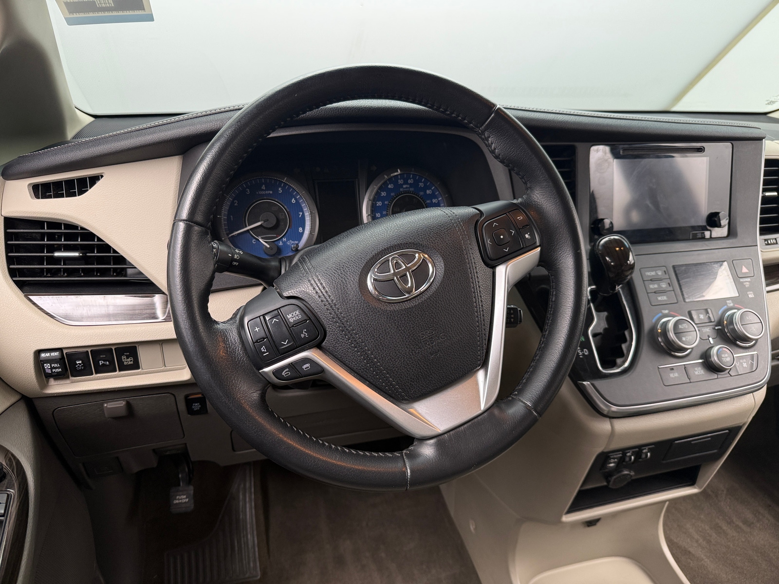 Thumbnail: 2015 Toyota Sienna - 4