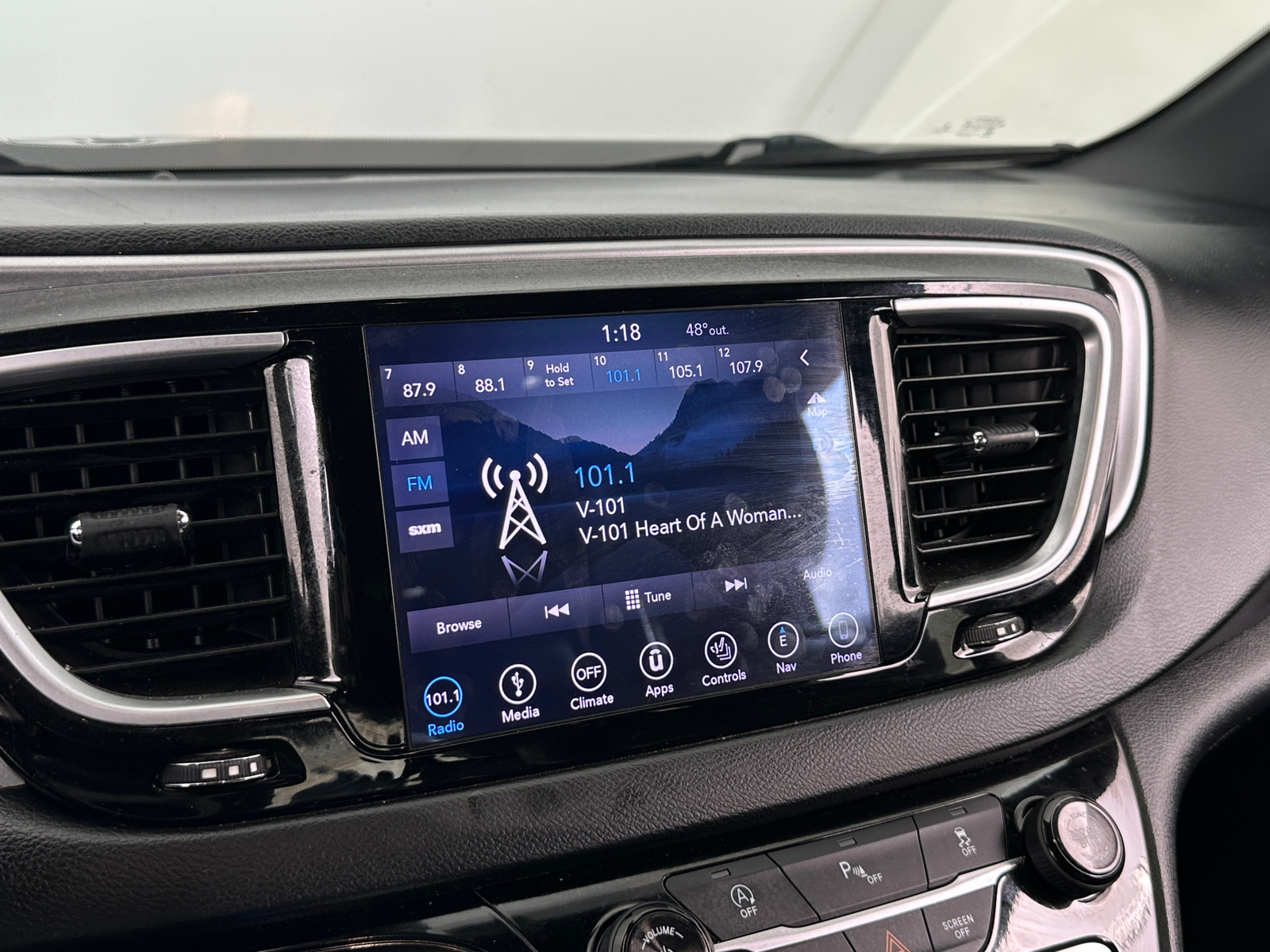 Thumbnail: 2019 Chrysler Pacifica - 3