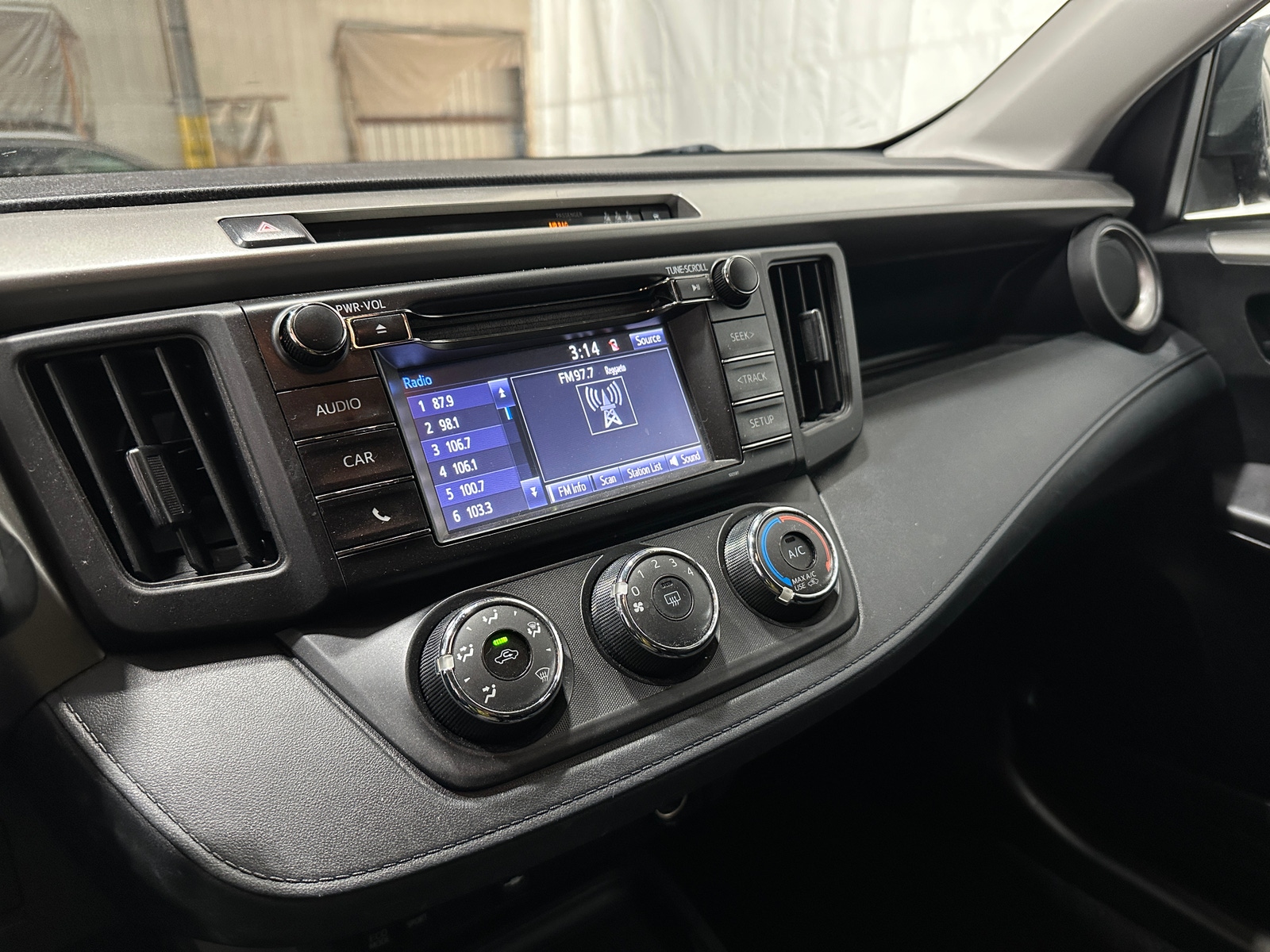 Thumbnail: 2018 Toyota RAV4 - 4