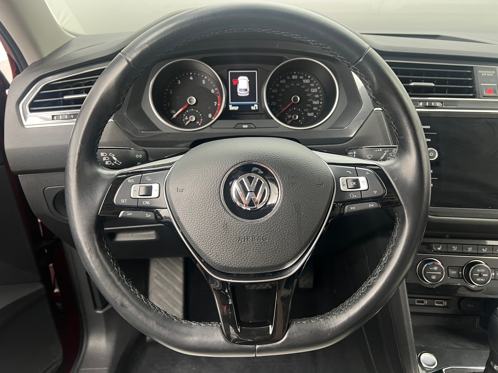 Thumbnail: 2018 Volkswagen Tiguan - 4
