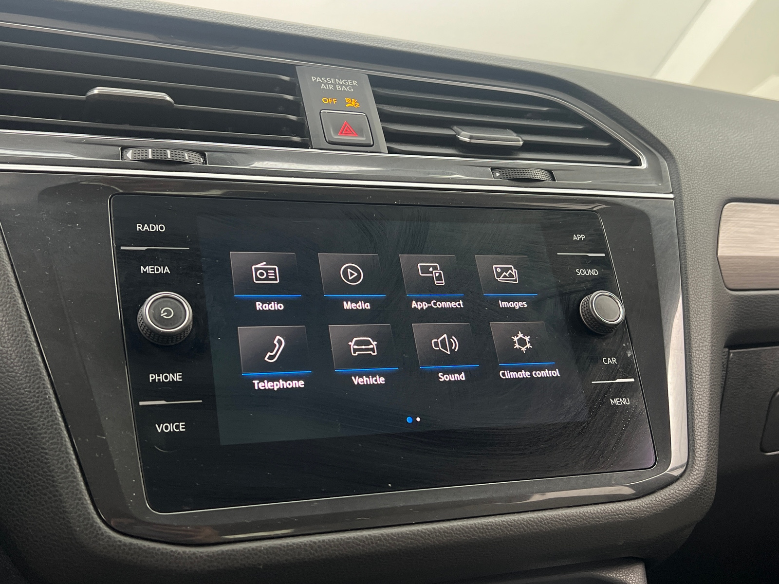 Thumbnail: 2018 Volkswagen Tiguan - 3