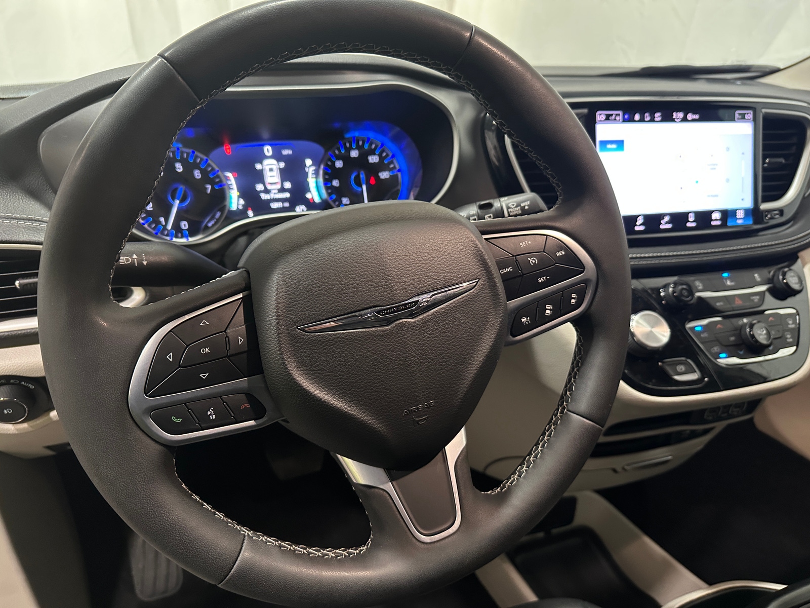 Thumbnail: 2022 Chrysler Pacifica - 4