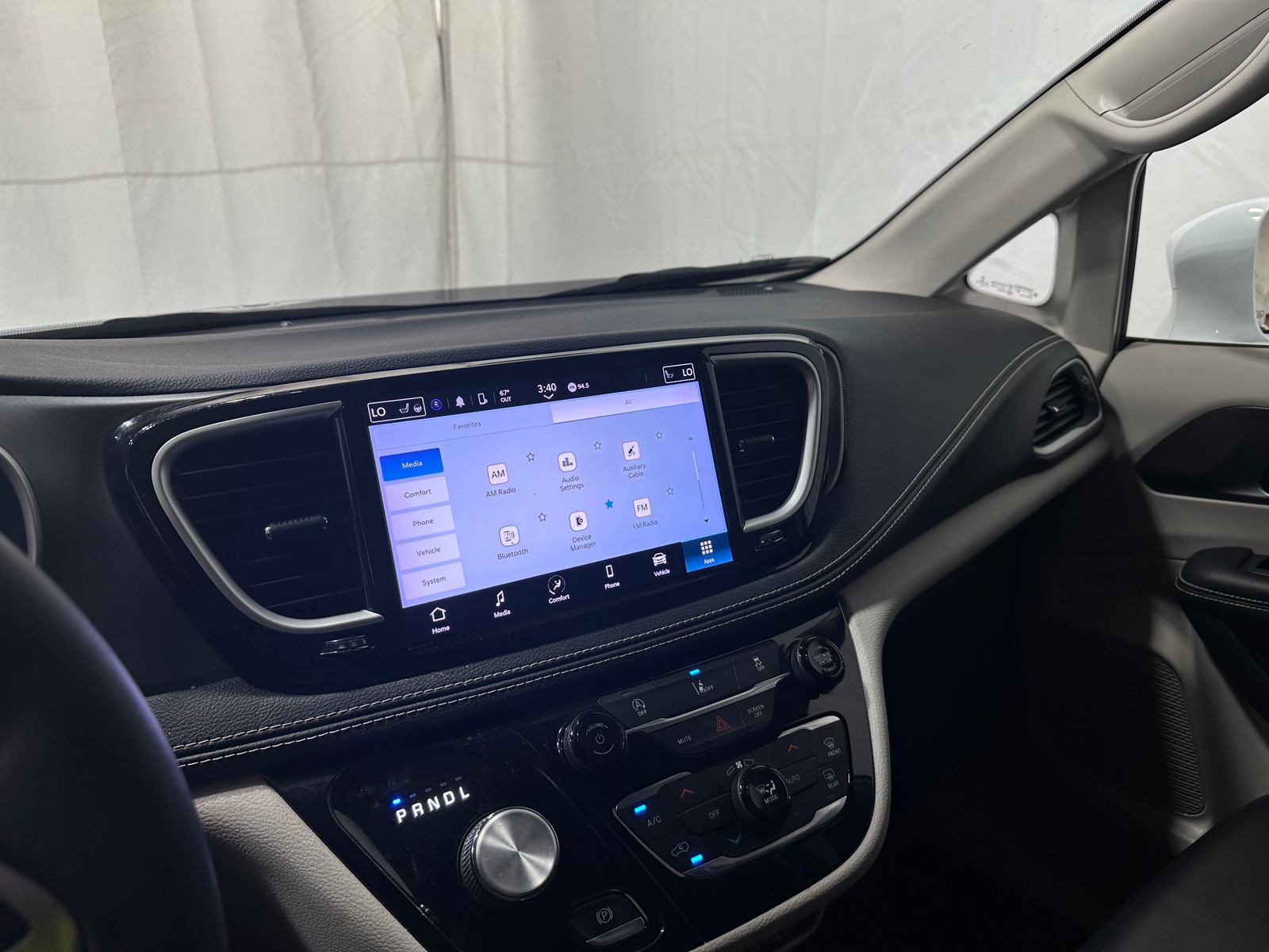 Thumbnail: 2022 Chrysler Pacifica - 3