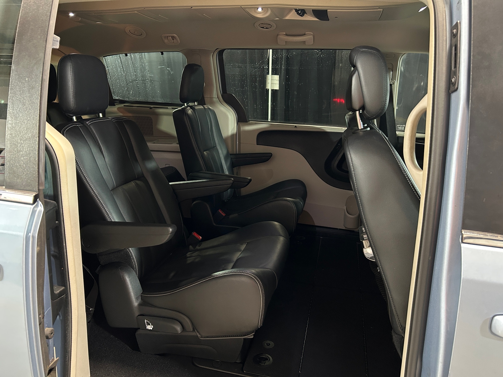 Thumbnail: 2013 Chrysler Town & Country - 5