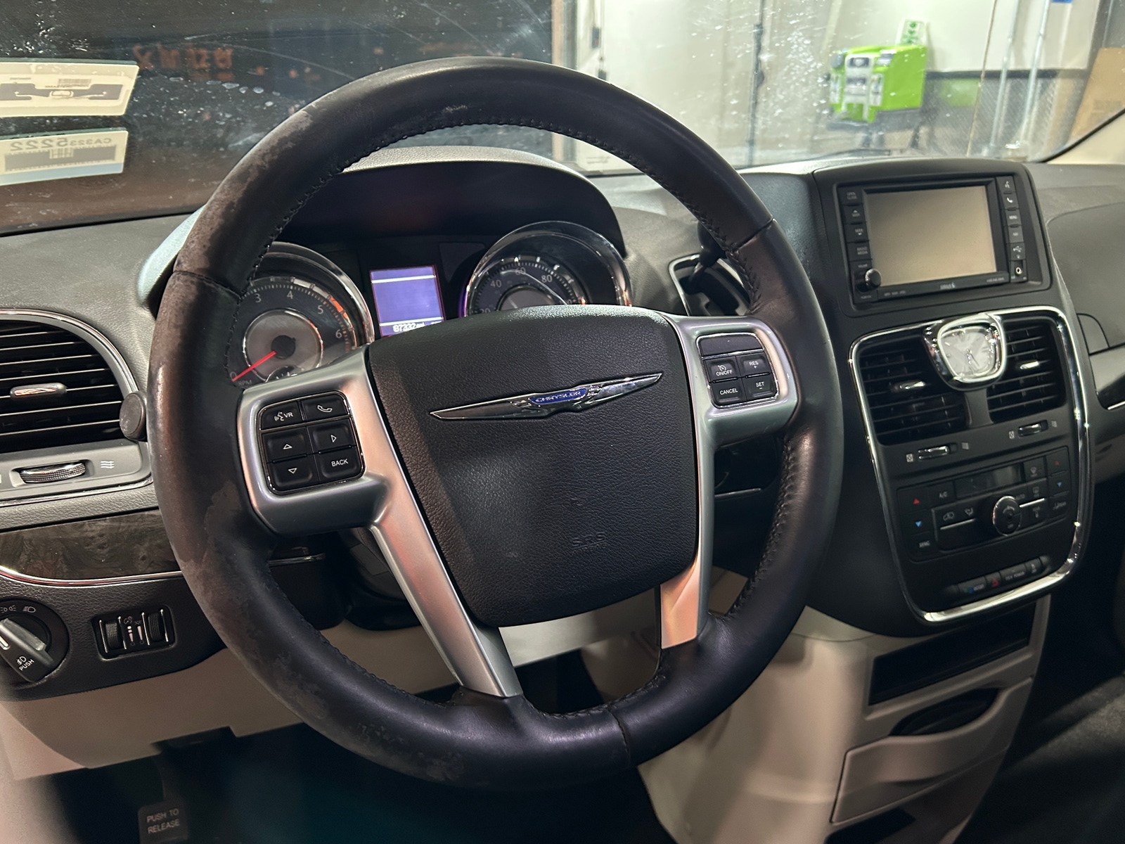 Thumbnail: 2013 Chrysler Town & Country - 4