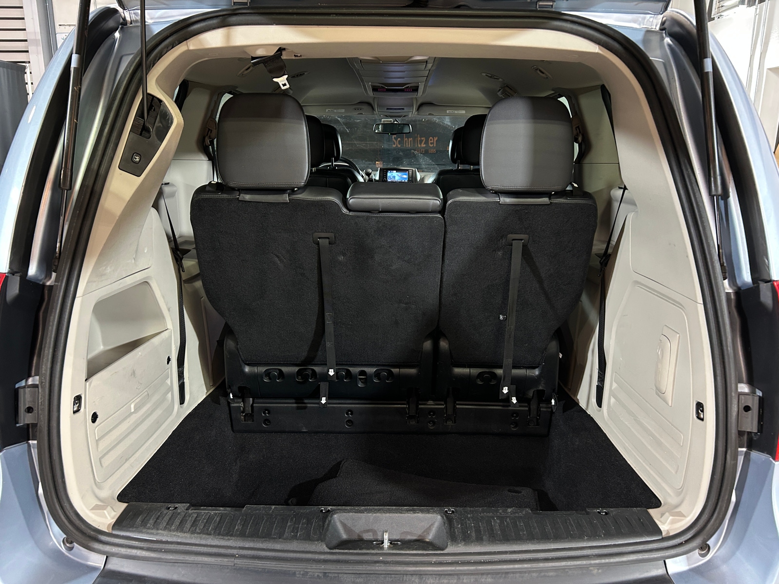 Thumbnail: 2013 Chrysler Town & Country - 6