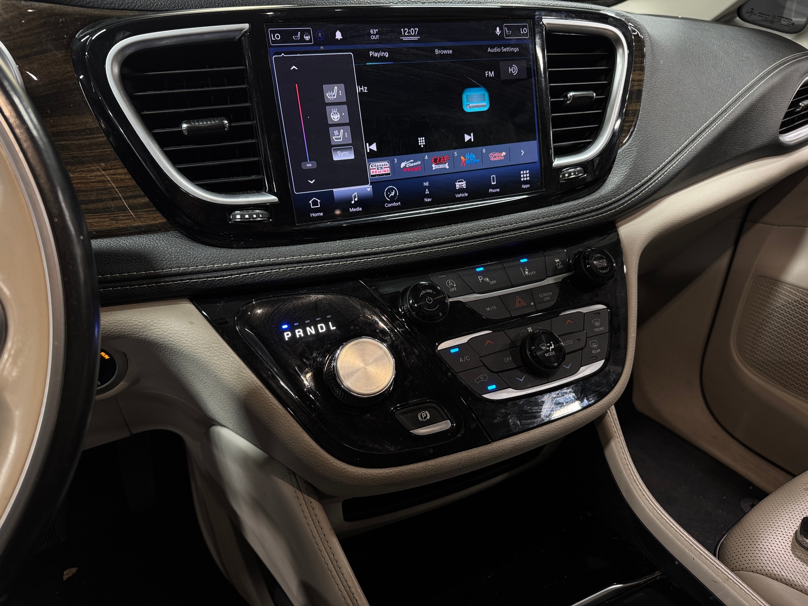 Thumbnail: 2021 Chrysler Pacifica - 3