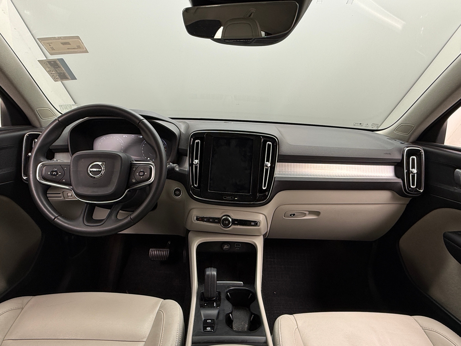 Thumbnail: 2019 Volvo XC40 - 2