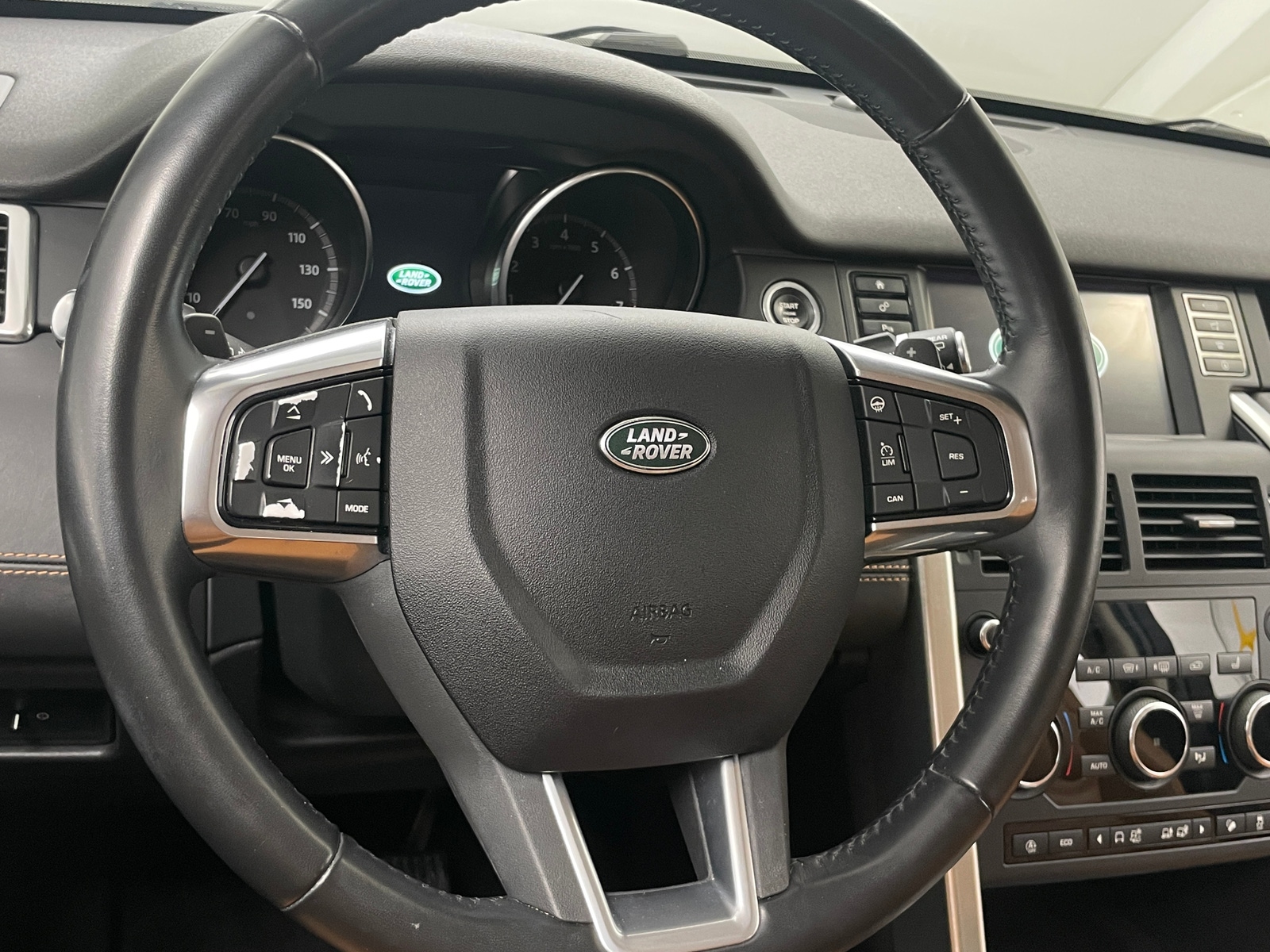 Thumbnail: 2018 Land Rover Discovery Sport - 4