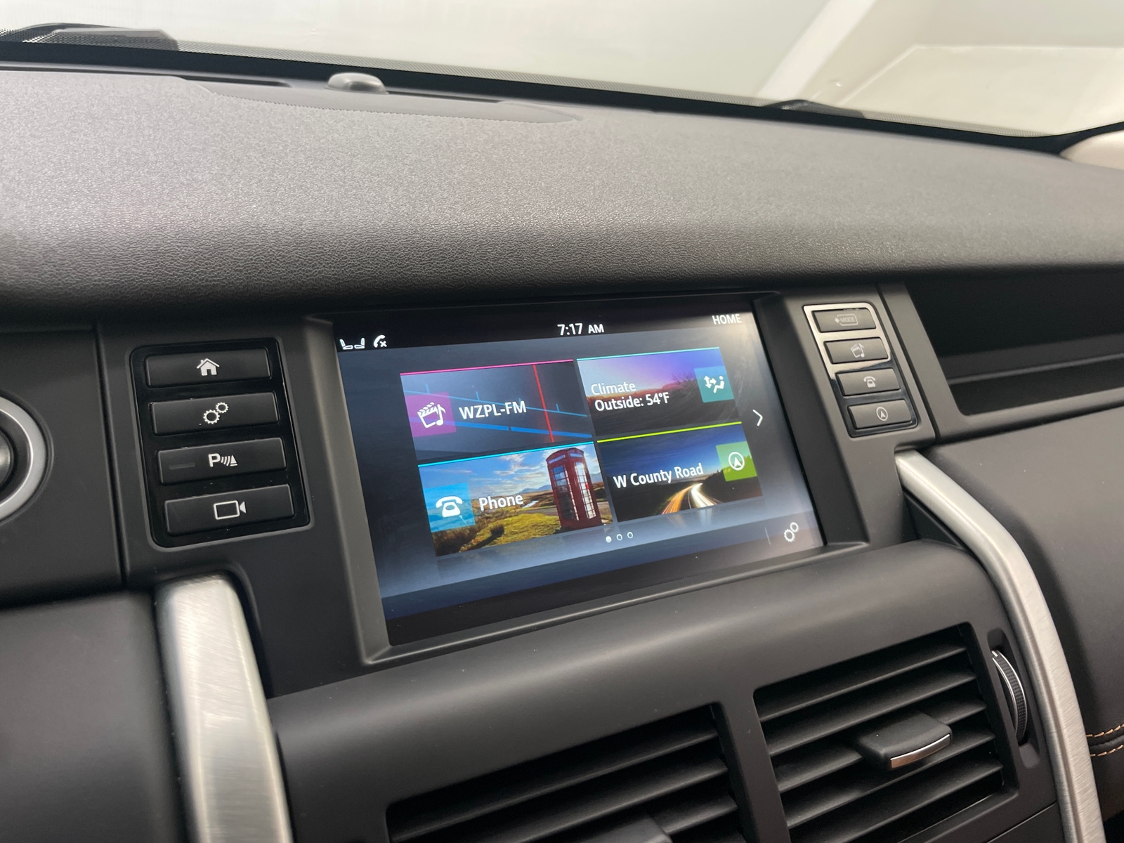 Thumbnail: 2018 Land Rover Discovery Sport - 3