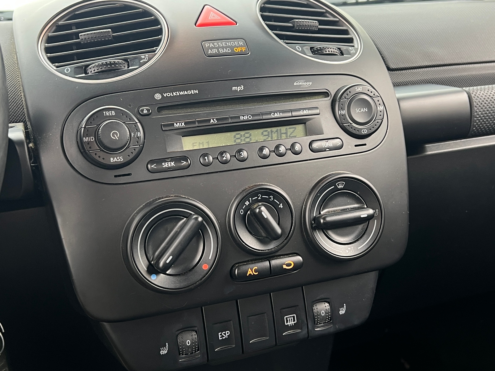 Thumbnail: 2010 Volkswagen New Beetle - 3
