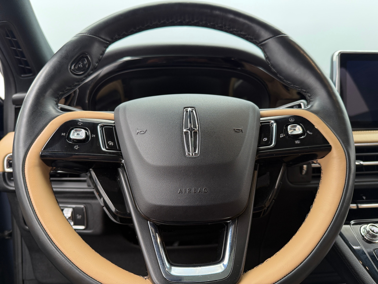 Thumbnail: 2022 Lincoln Corsair - 4