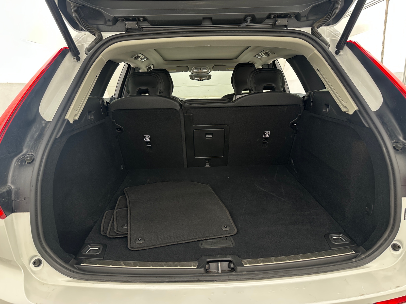 Thumbnail: 2025 Volvo XC60 - 6