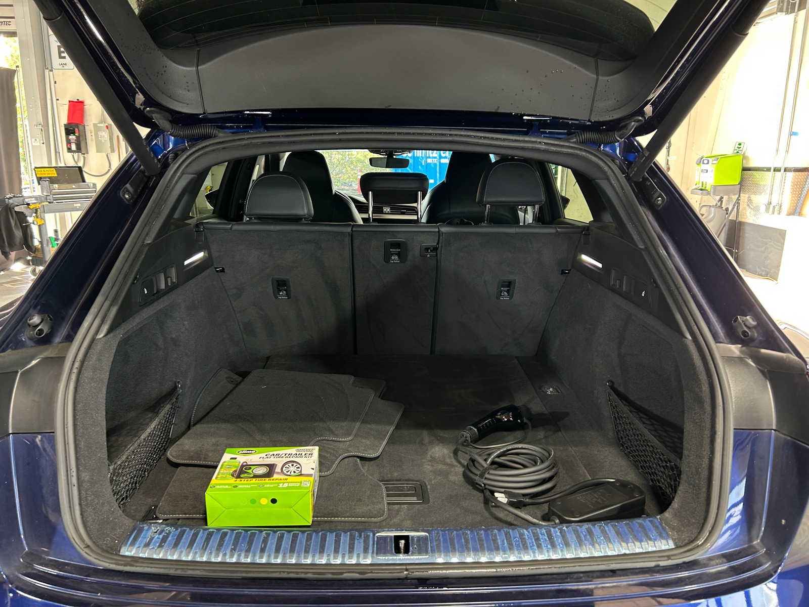 Thumbnail: 2022 Audi e-tron S - 6