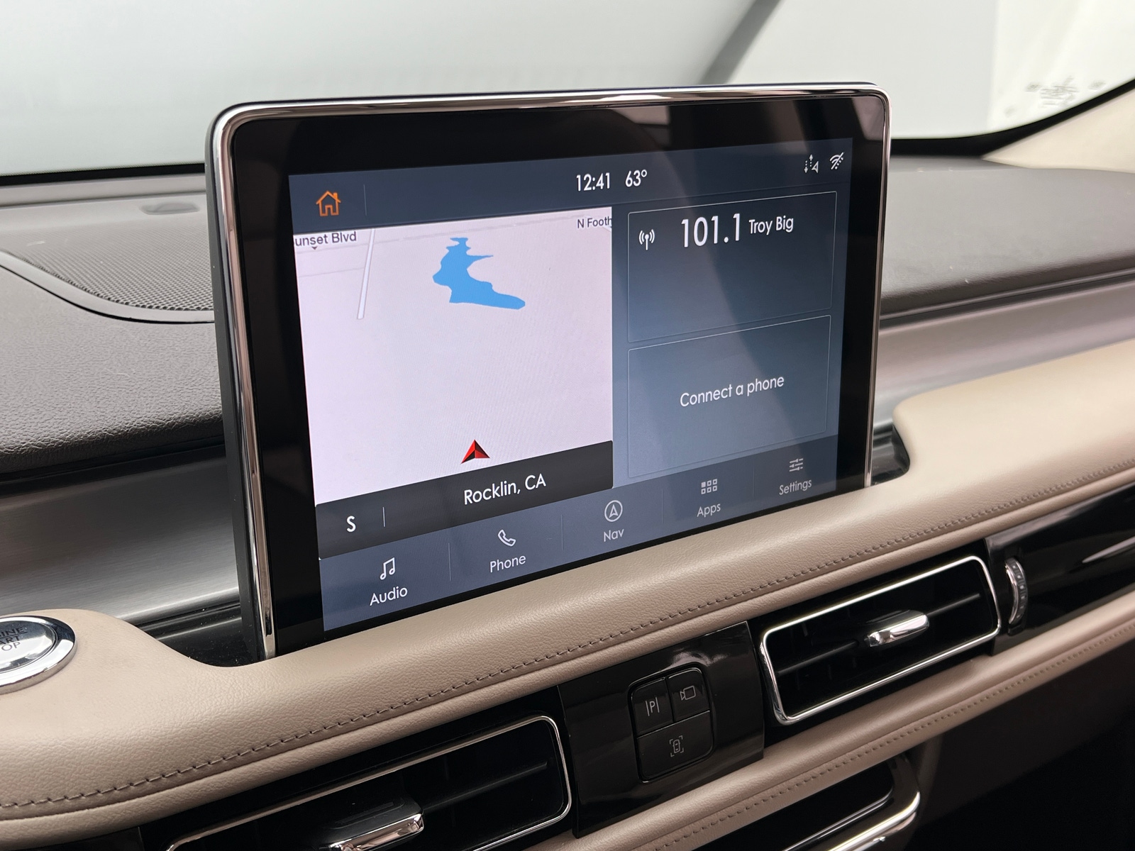 Thumbnail: 2020 Lincoln Aviator - 3