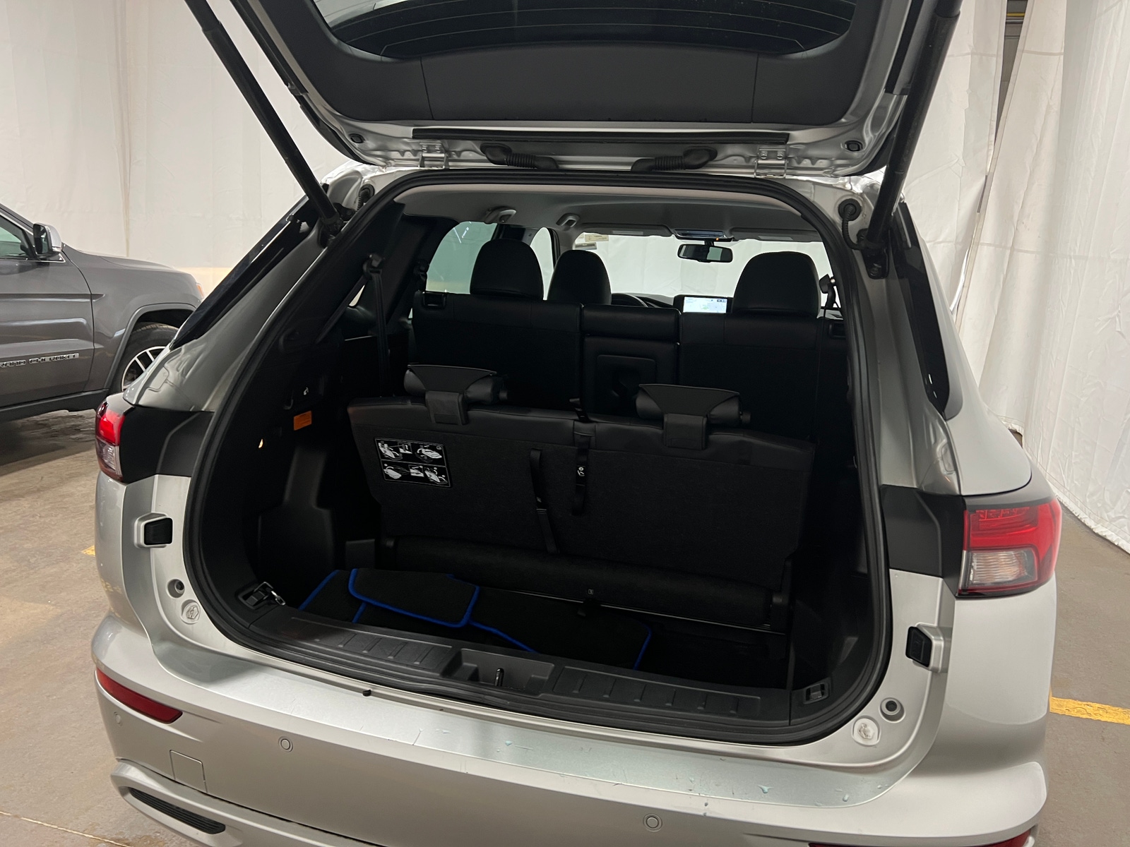 Thumbnail: 2023 Mitsubishi Outlander - 6