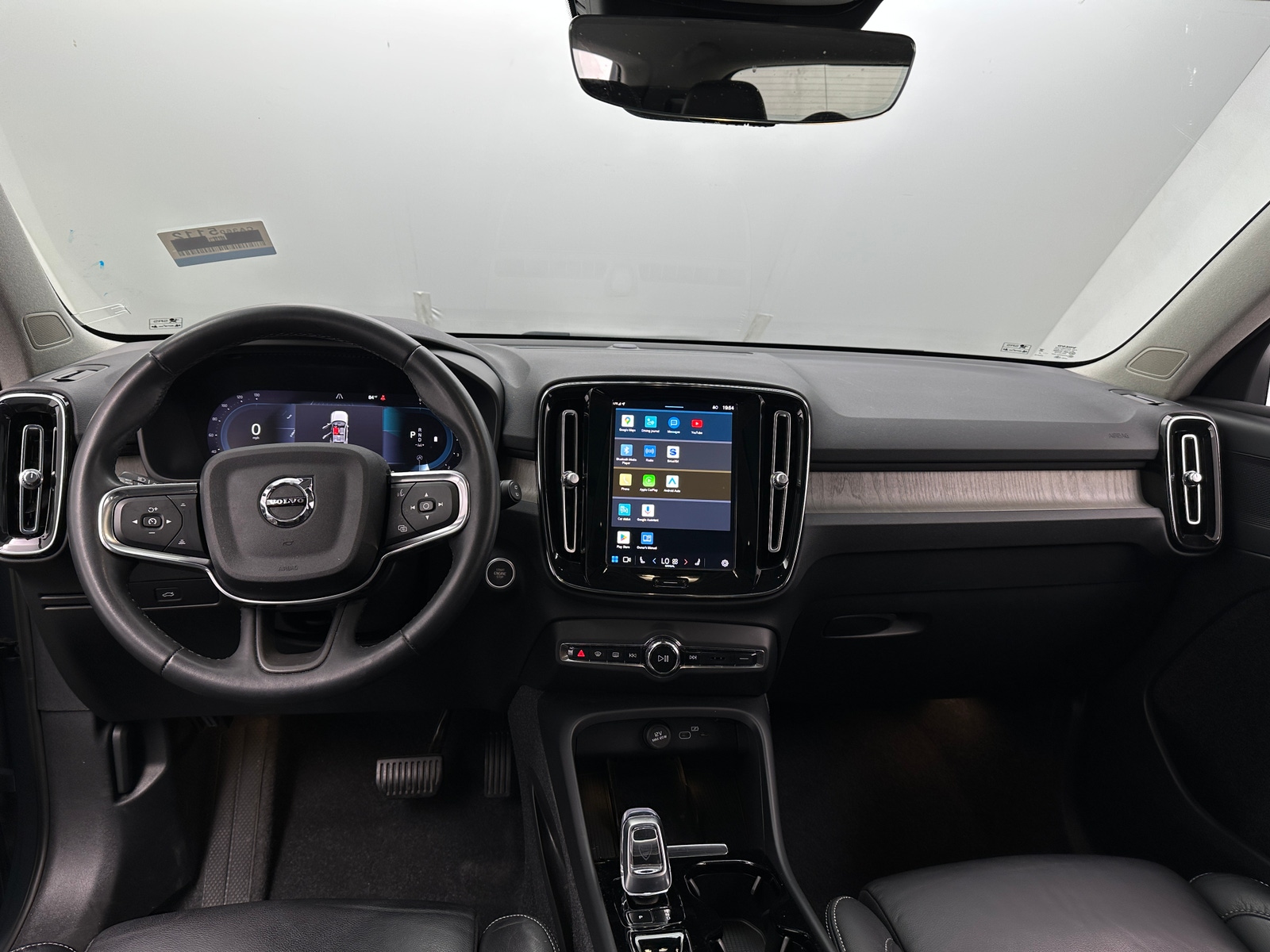 Thumbnail: 2023 Volvo XC40 - 2