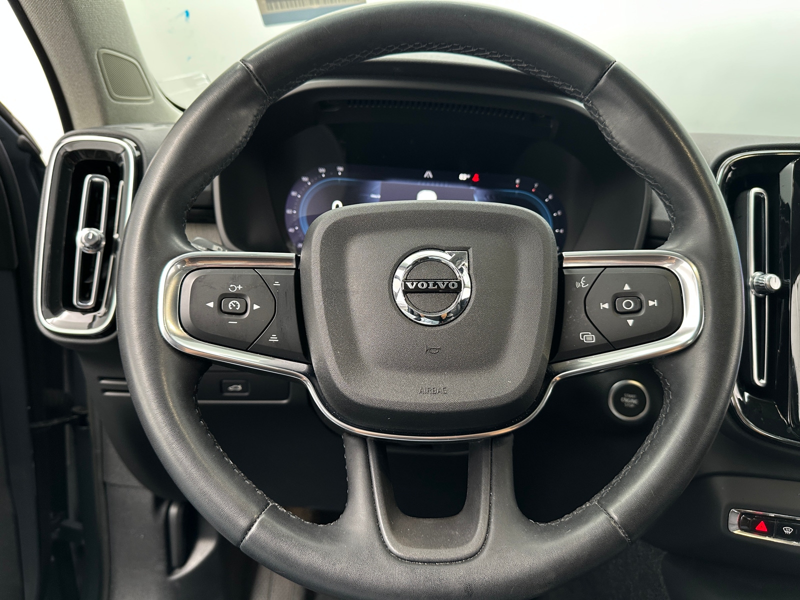 Thumbnail: 2023 Volvo XC40 - 4