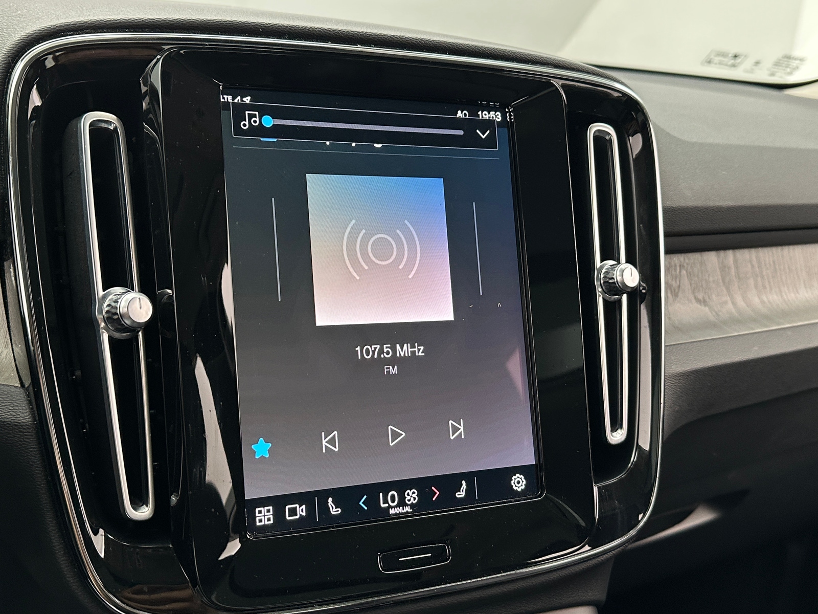 Thumbnail: 2023 Volvo XC40 - 3