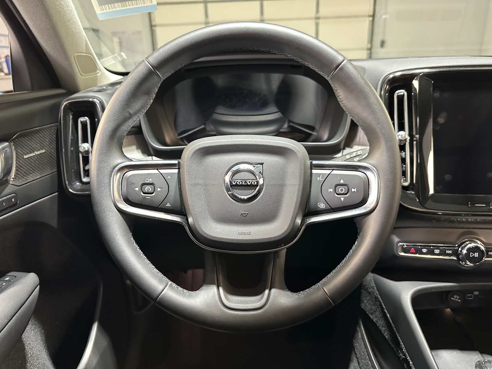 Thumbnail: 2023 Volvo XC40 - 5