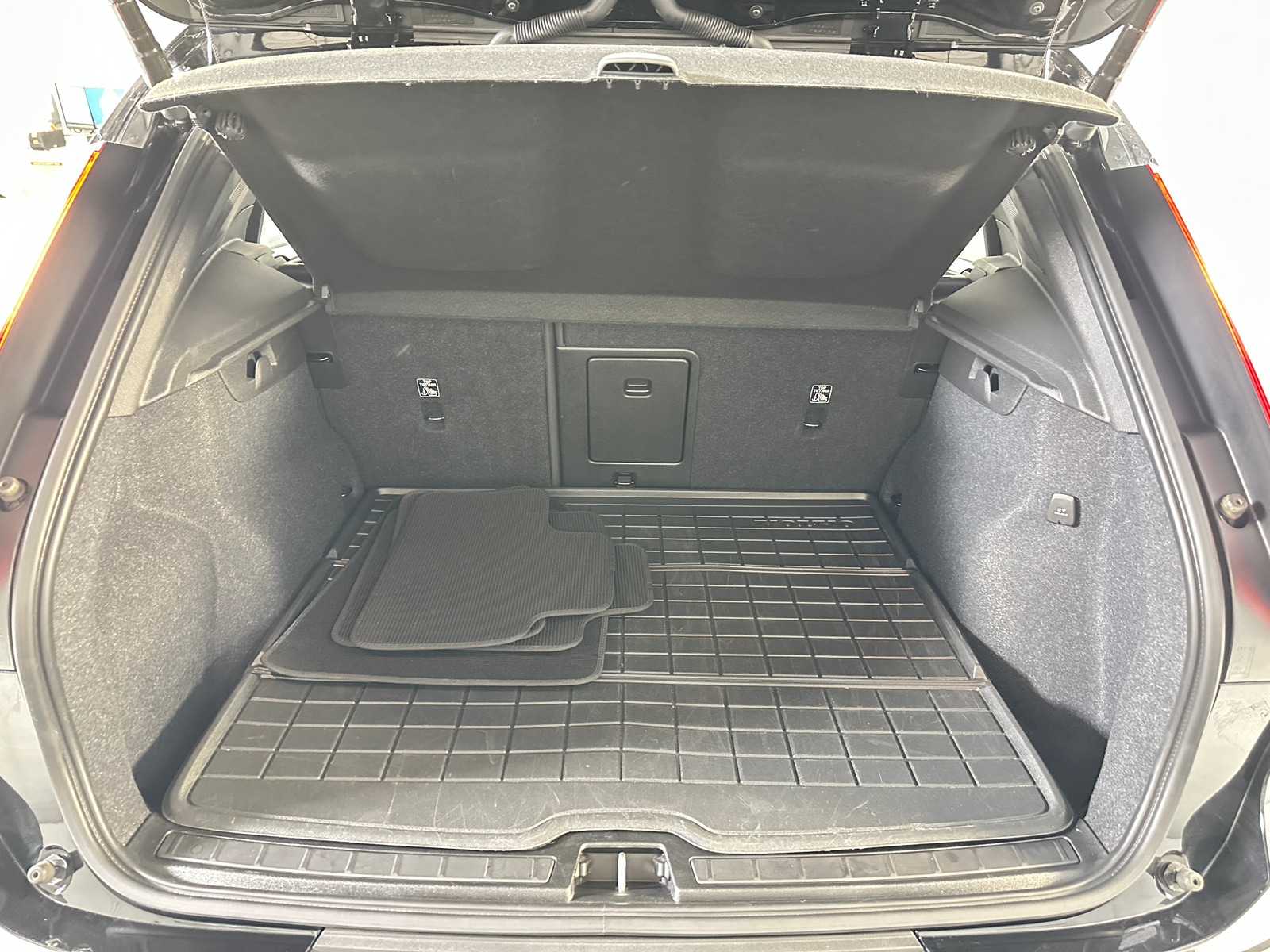 Thumbnail: 2023 Volvo XC40 - 7