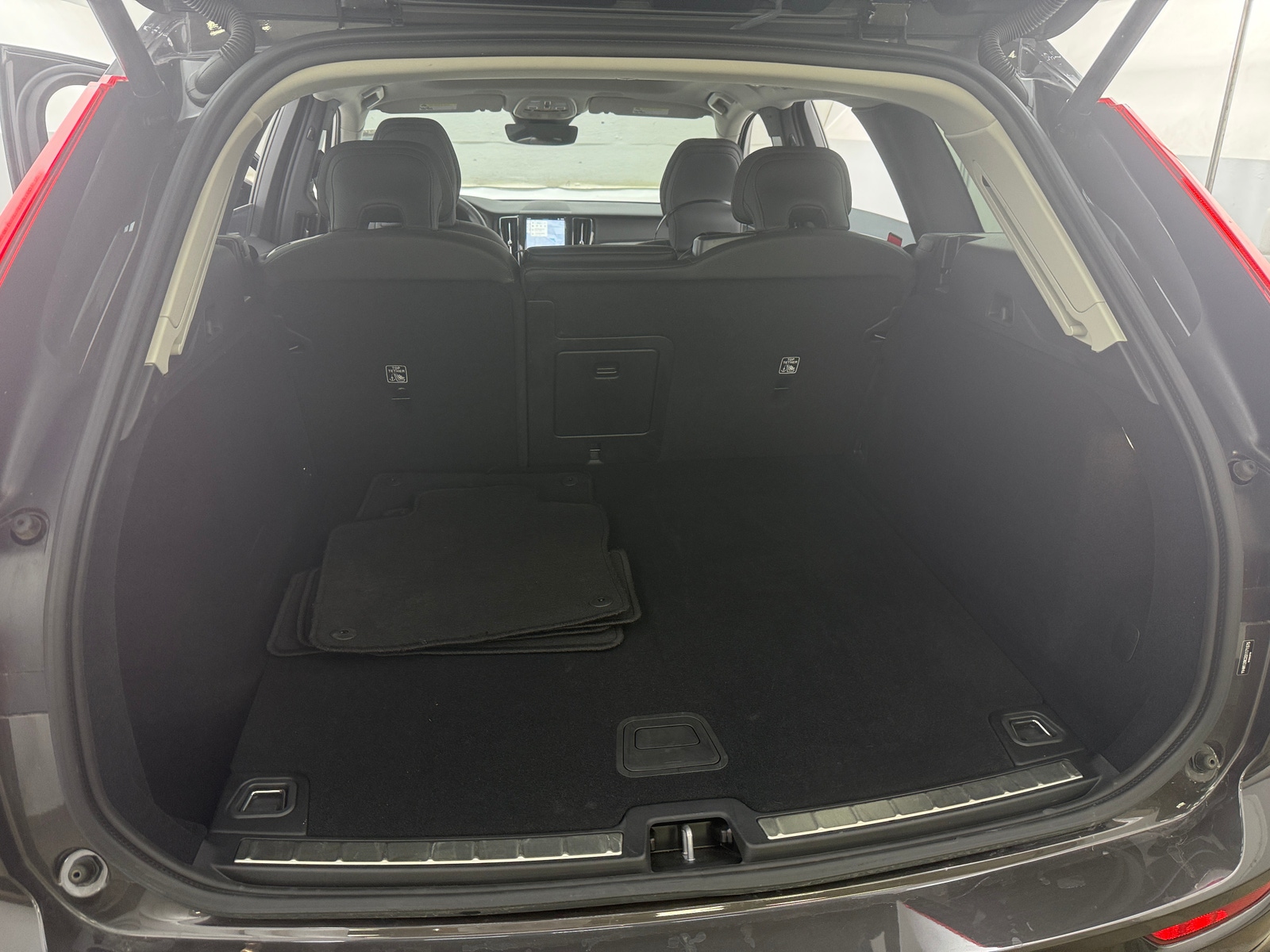 Thumbnail: 2025 Volvo XC60 - 6