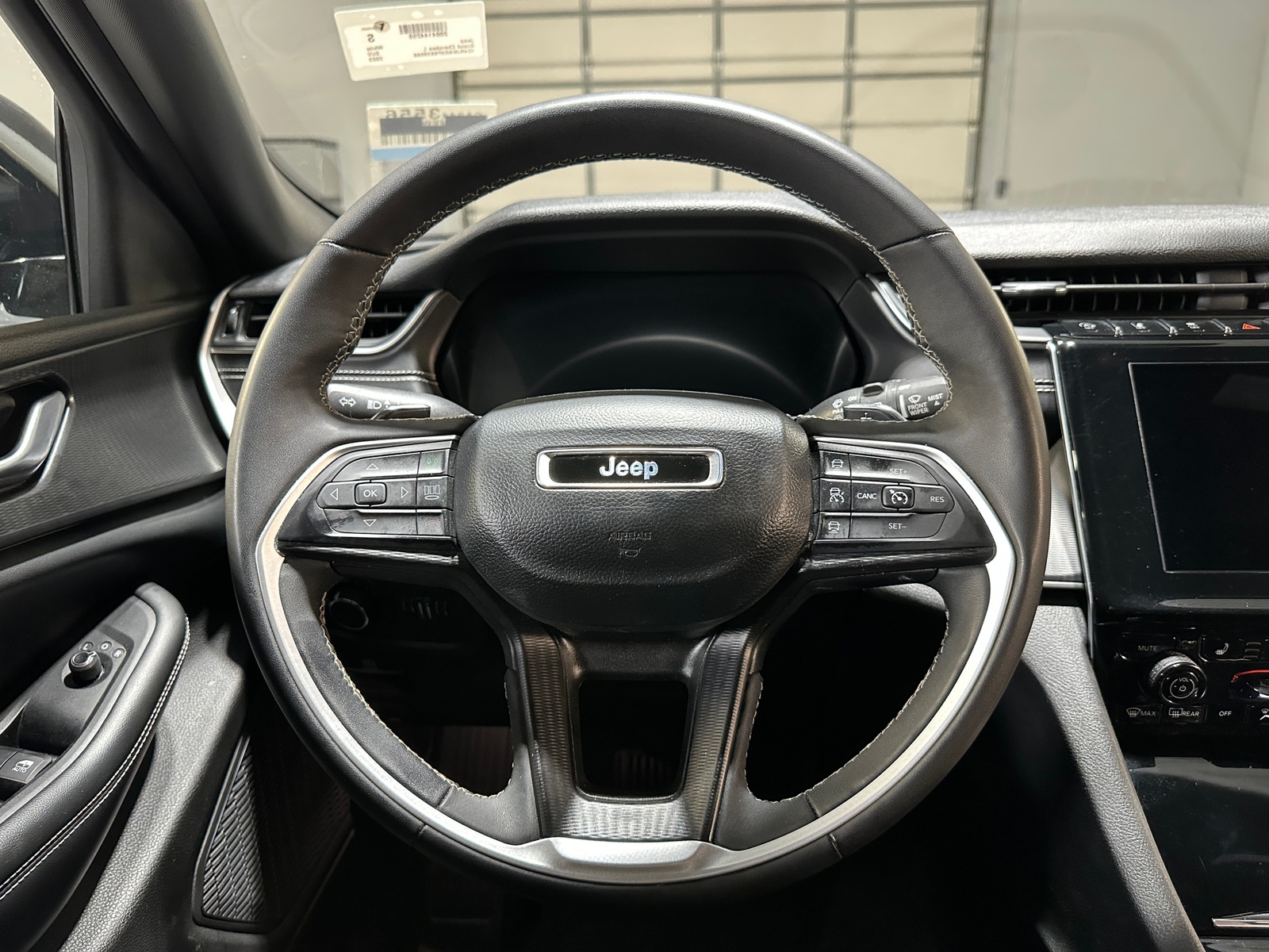 Thumbnail: 2023 Jeep Grand Cherokee L - 4