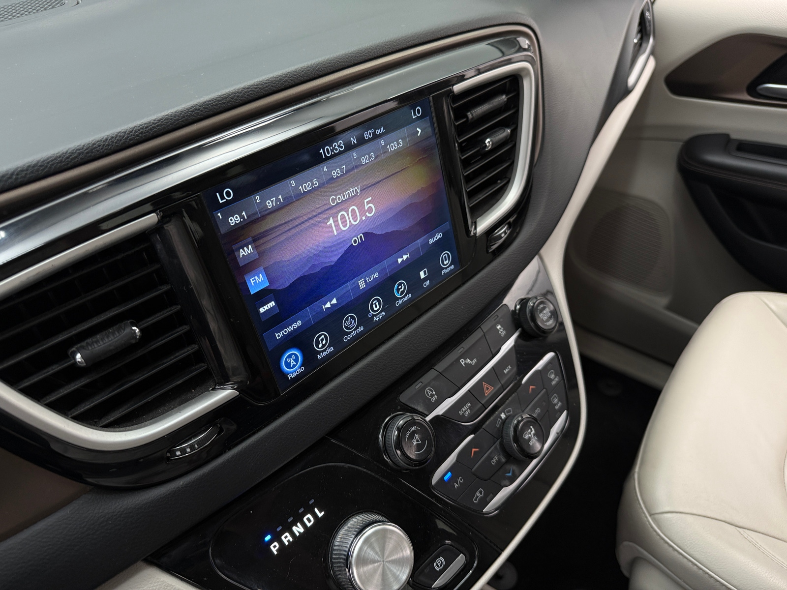 Thumbnail: 2017 Chrysler Pacifica - 3