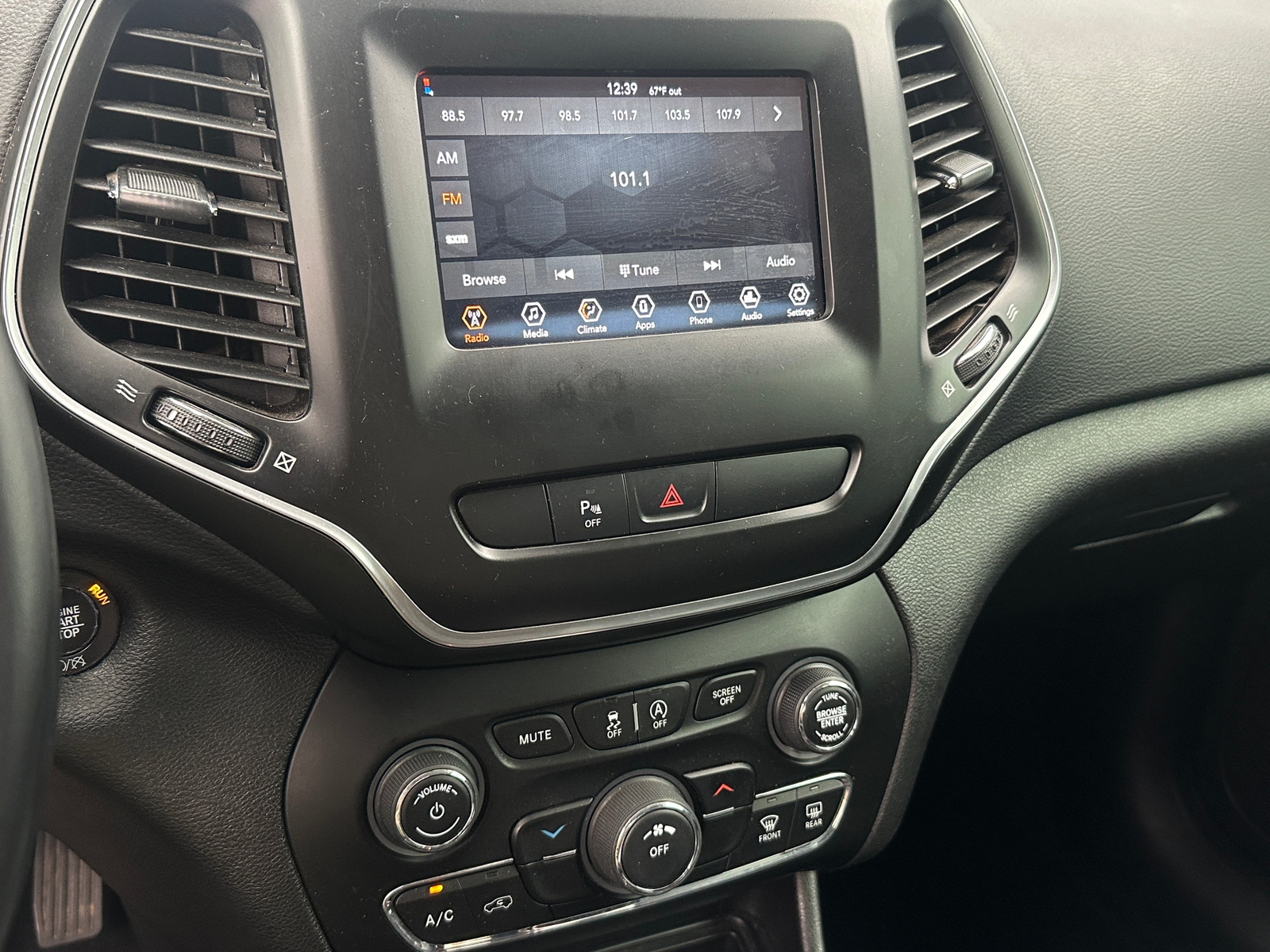 Thumbnail: 2019 Jeep Cherokee - 4