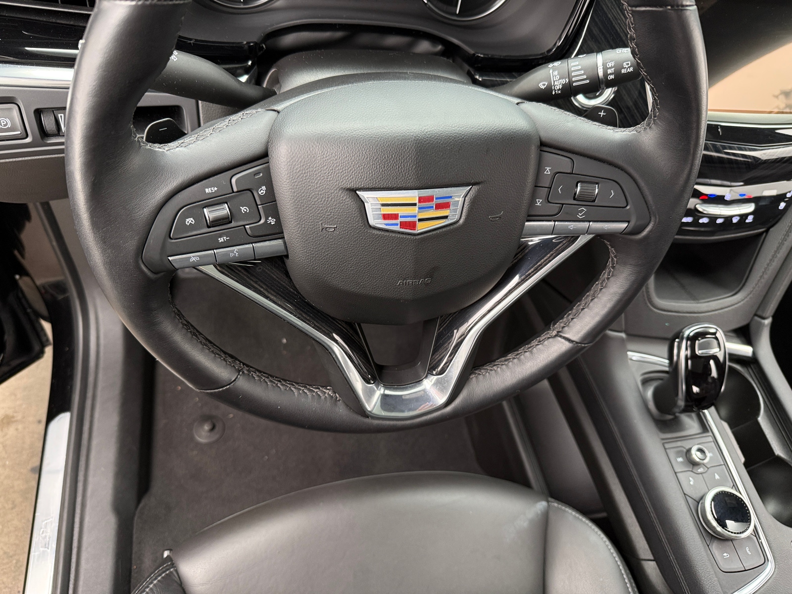 Thumbnail: 2025 Cadillac XT6 - 4