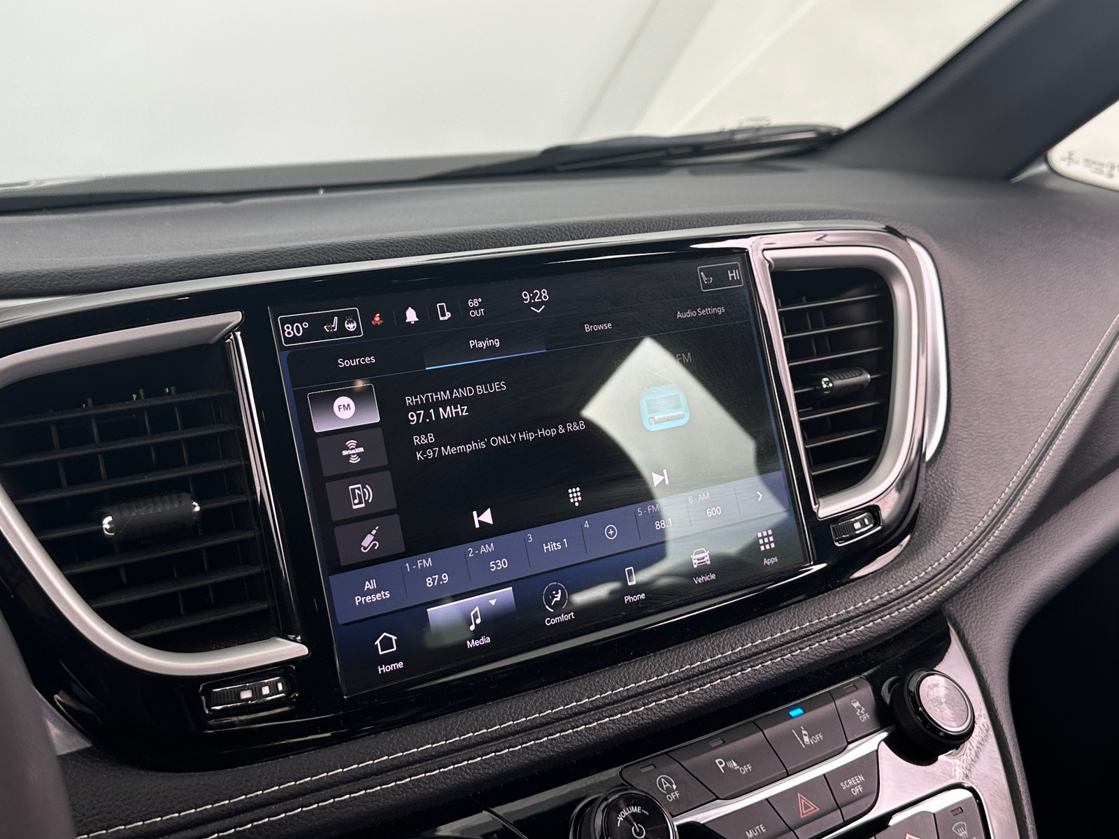 Thumbnail: 2023 Chrysler Pacifica - 3