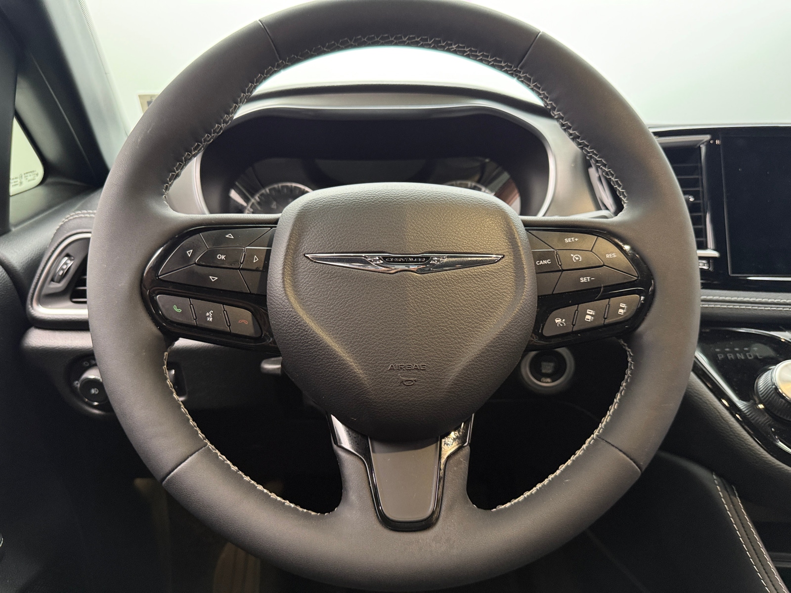 Thumbnail: 2023 Chrysler Pacifica - 4