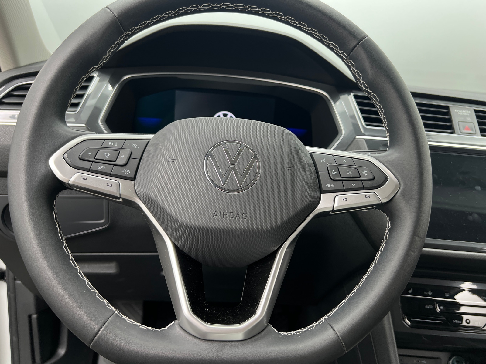 Thumbnail: 2022 Volkswagen Tiguan - 4