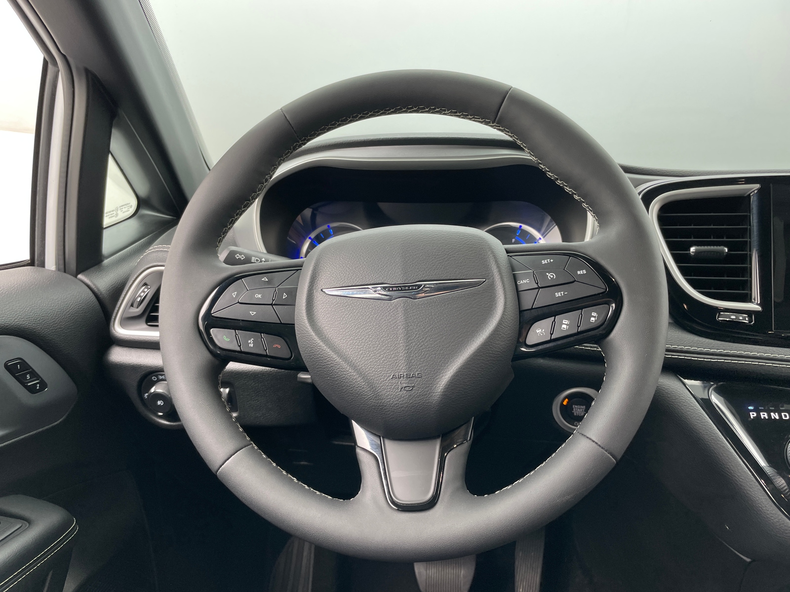 Thumbnail: 2022 Chrysler Pacifica - 4