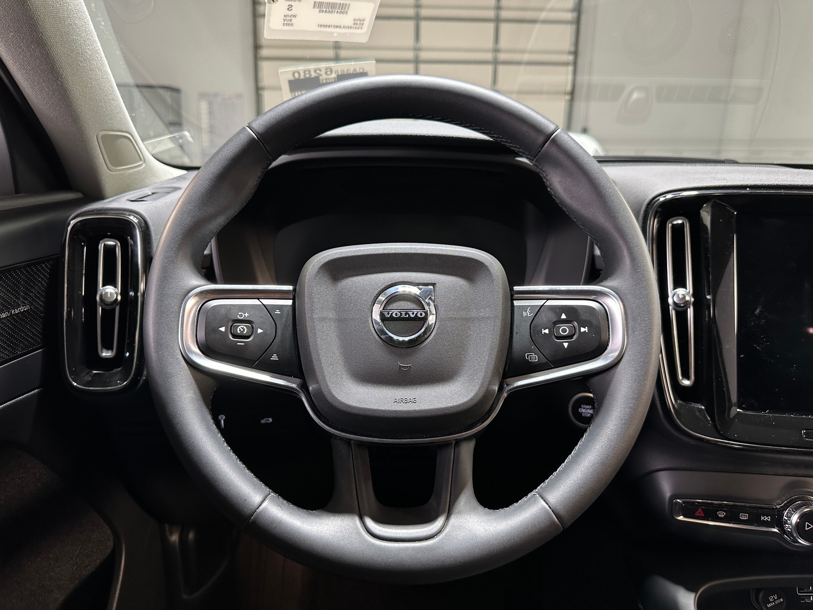 Thumbnail: 2022 Volvo XC40 - 4